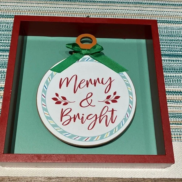 Festive Red and Green Holiday Wall Decor - Picture 1 of 3